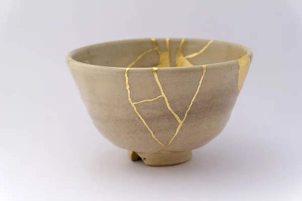 Kintsugi Copo Chá Bege Japonês Rachaduras Ouro Técnica Restauração Japonesa — Fotografia de Stock