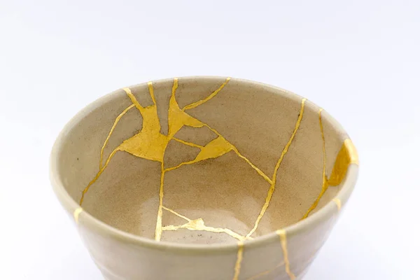 Kintsugi Japanese Beige Tea Cup Gold Cracks Antique Japanese Restoration — Zdjęcie stockowe