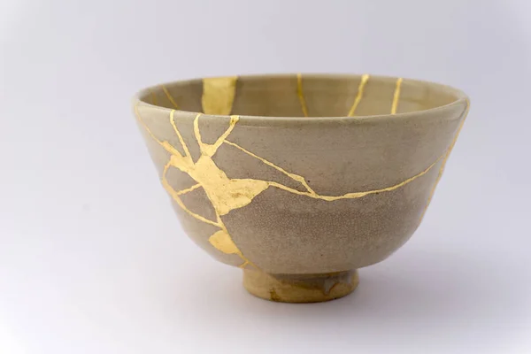 Kintsugi Japanese Beige Tea Cup Gold Cracks Antique Japanese Restoration — Zdjęcie stockowe