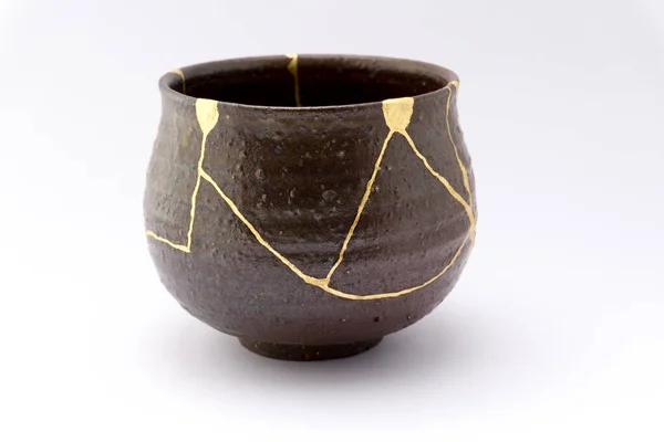 Kintsugi Braune Teezeremonie Teetasse Restaurierung Alter Japanischer Keramik Mit Goldrissen Stockbild