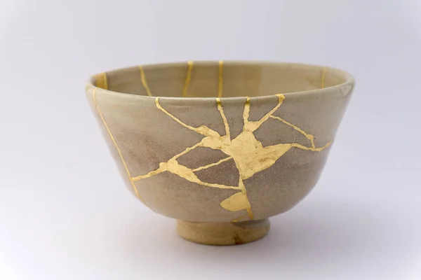 Kintsugi Japanische Beige Teetasse Goldrisse Antike Japanische Restaurierungstechnik Japanische Teezeremonie lizenzfreie Stockfotos