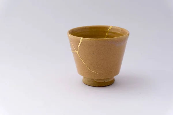 Beige Kintsugi Sake Cup Restauriert Mit Gold Kintsukuroi Restaurierung Auf lizenzfreie Stockbilder