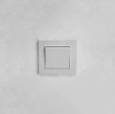 Beyaz duvarda modern ışık düğmesi