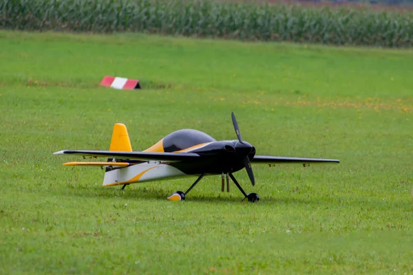 Vliegtuigen - modelvliegtuigen - lage vleugel aerobatics — Stockfoto