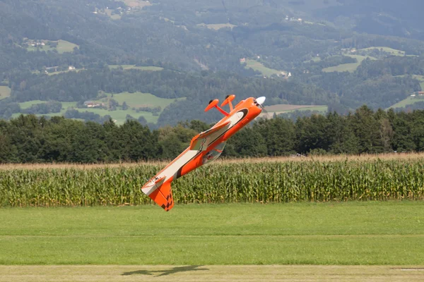 Vliegtuigen - modelvliegtuigen - lage vleugel aerobatics — Stockfoto