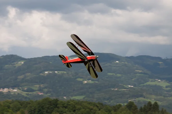 Dubbeldäckare - modell biplan - flygplan — Stockfoto