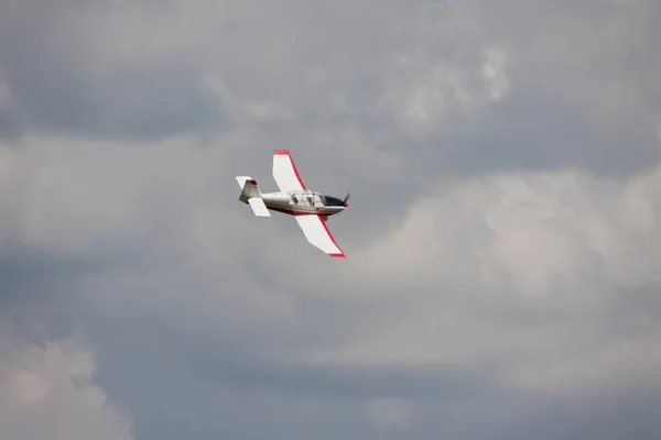 Vliegtuigen - modelvliegtuigen - lage vleugel aerobatics — Stockfoto