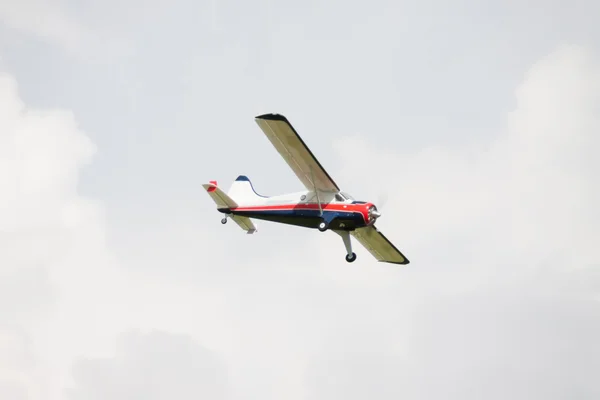 Aéronefs - Modèle réduit d'aéronef - acrobatie aérienne à aile basse — Photo