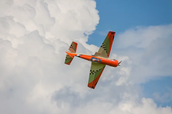 Vliegtuigen - modelvliegtuigen - lage vleugel aerobatics — Stockfoto