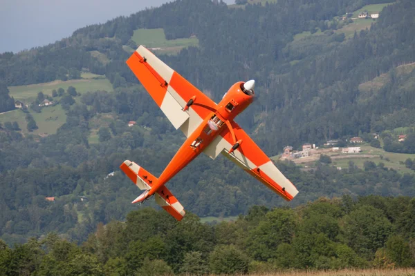 Aéronefs - Modèle réduit d'aéronef - acrobatie aérienne à aile basse — Photo