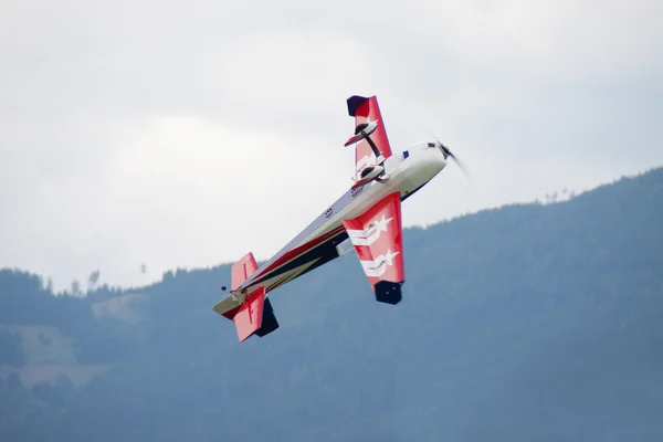 Vliegtuigen - modelvliegtuigen - lage vleugel aerobatics — Stockfoto