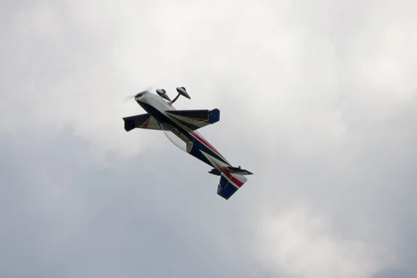 Vliegtuigen - modelvliegtuigen - lage vleugel aerobatics — Stockfoto