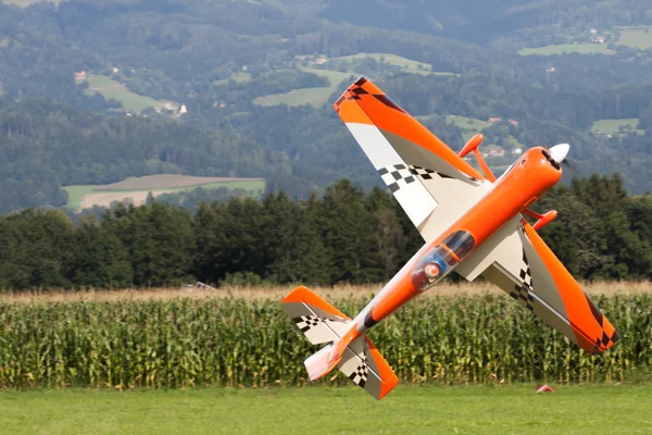 Vliegtuigen - modelvliegtuigen - lage vleugel aerobatics — Stockfoto