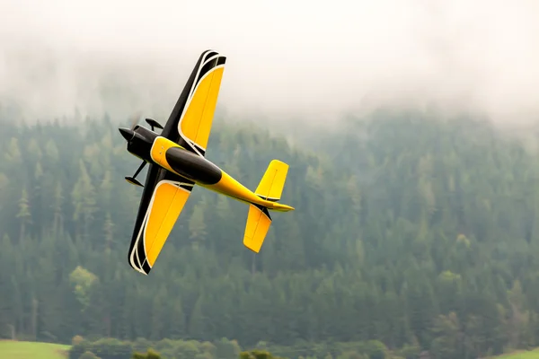 -模型航空機 - 低翼曲技飛行 — ストック写真
