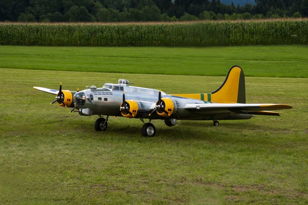 Flugzeuge - Modellflugzeuge - Tieffliegerkunstflug — Stockfoto