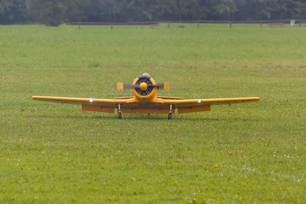 Aeronaves - Modelo Aeronaves - acrobacias de ala baja —  Fotos de Stock