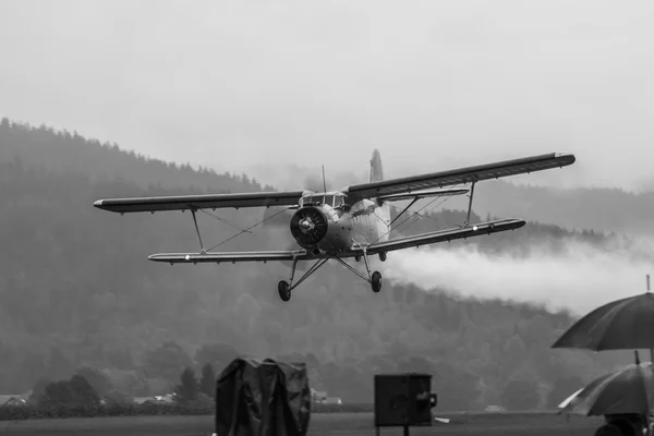 Doppeldecker - Modell Doppeldecker - Flugzeug — Stockfoto