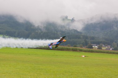 Redbull model uçak içinde akrobasi