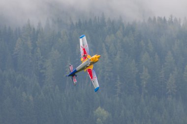 Redbull model uçak içinde akrobasi
