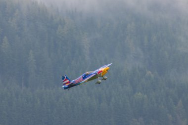 Redbull model uçak içinde akrobasi