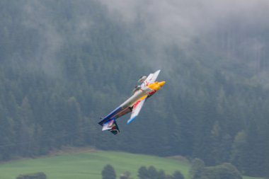 Redbull model uçak içinde akrobasi