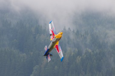 Redbull model uçak içinde akrobasi