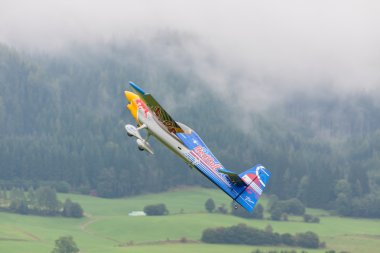Redbull model uçak içinde akrobasi