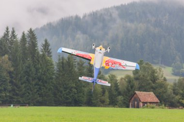 Redbull model uçak içinde akrobasi
