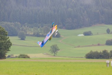 Redbull model uçak içinde akrobasi