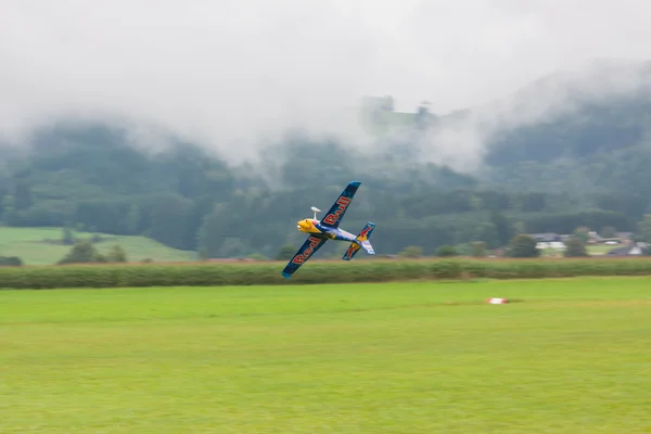 Vliegtuigen - modelvliegtuigen - lage vleugel aerobatics — Stockfoto