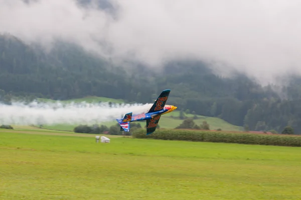 -模型航空機 - 低翼曲技飛行 — ストック写真