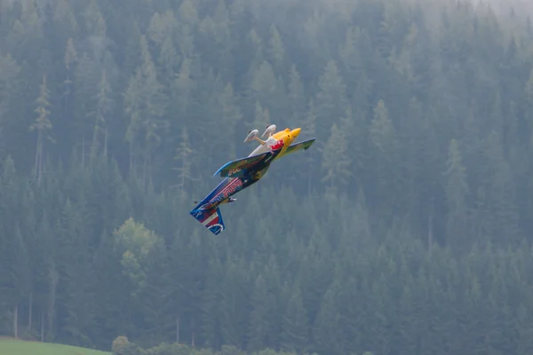 RedBullin pienoismalli aerobatiikassa — kuvapankkivalokuva