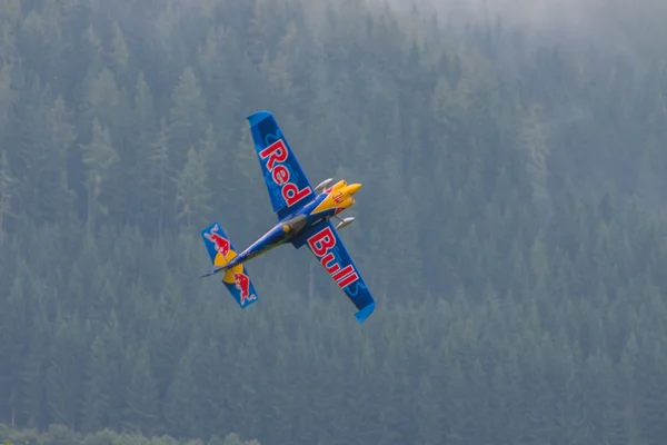 アクロバット飛行でレッドブルの模型飛行機 — ストック写真