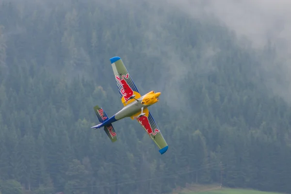 Modelvliegtuigen RedBull in aerobatics — Stockfoto