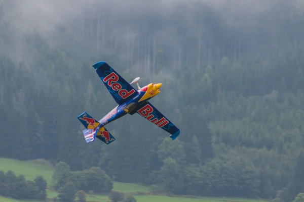 Modelvliegtuigen RedBull in aerobatics — Stockfoto