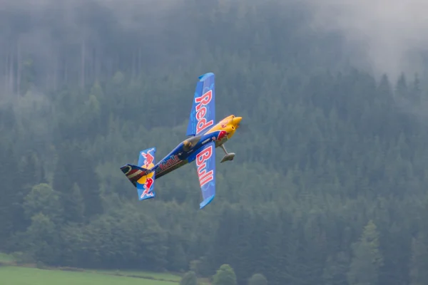 红牛在特技飞行的模型飞机 — 图库照片