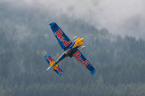 곡예 비행에 Redbull의 모델 항공기 — 스톡 사진