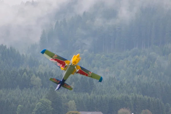 Modellflygplan RedBull i konstflygning — Stockfoto