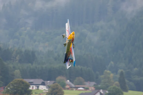 アクロバット飛行でレッドブルの模型飛行機 — ストック写真