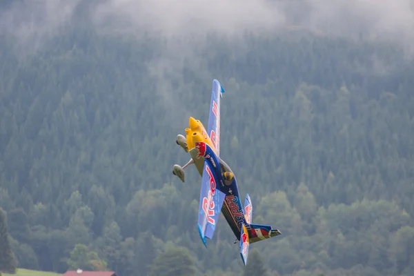 RedBullin pienoismalli aerobatiikassa — kuvapankkivalokuva