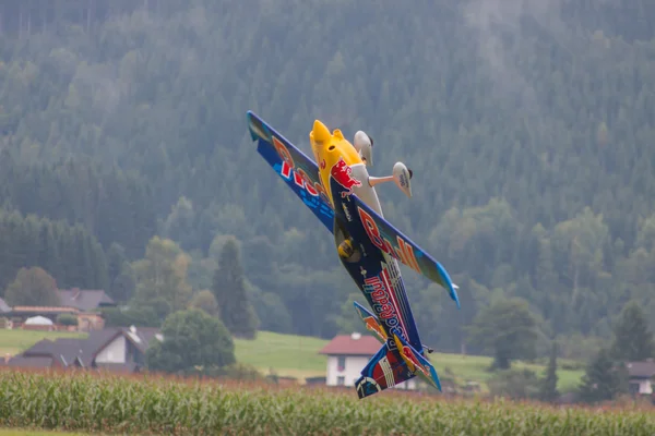 アクロバット飛行でレッドブルの模型飛行機 — ストック写真