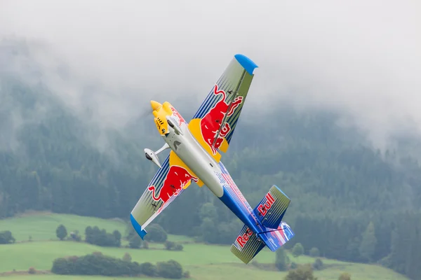 Modèle d'avion RedBull en voltige — Photo