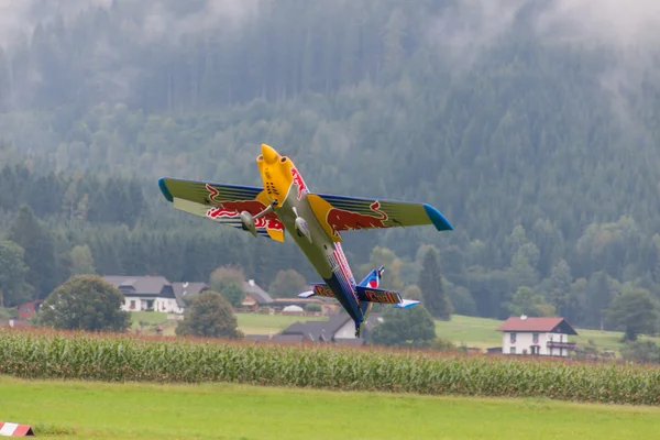 アクロバット飛行でレッドブルの模型飛行機 — ストック写真