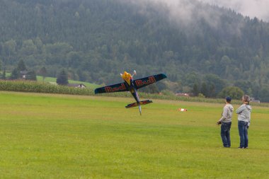 Redbull model uçak içinde akrobasi