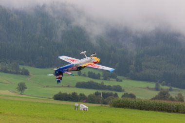 Redbull model uçak içinde akrobasi