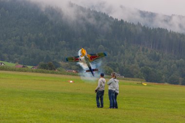 Redbull model uçak içinde akrobasi