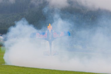 Redbull model uçak içinde akrobasi