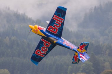 Redbull model uçak içinde akrobasi
