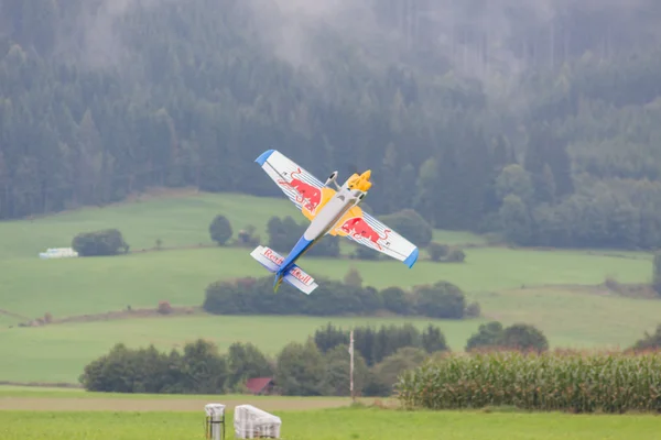 Modèle d'avion RedBull en voltige — Photo