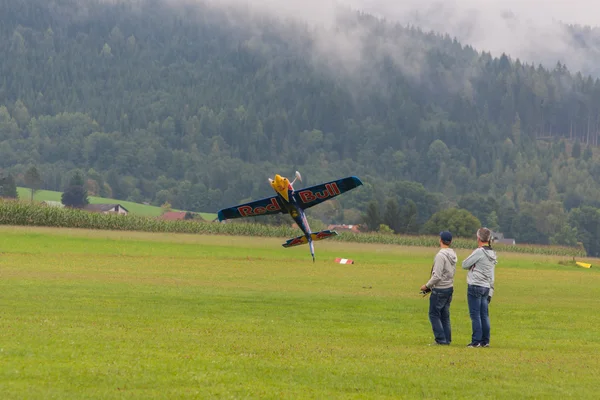 Modellflygplan RedBull i konstflygning — Stockfoto